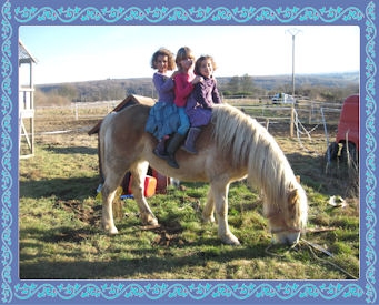 3 meisjes op paard
